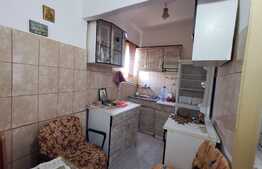 Apartament de 3 camere în vilă, decomandat, zona Calea Călărași