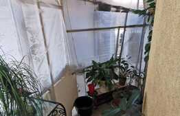 Apartament de 3 camere în vilă, decomandat, zona Calea Călărași