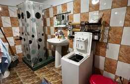 Apartament de 4 camere, 70 mp, curte de 50 mp, parcare, zona Eminescu