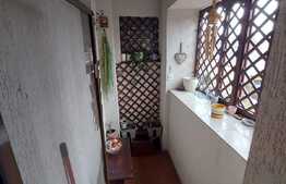 Apartament de 3 camere, boxa, zona Damaroaia