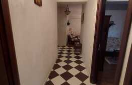 Apartament de 3 camere, boxa, zona Damaroaia