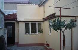 Casa de vanzare, 45 mp, curte comuna, zona Titulescu