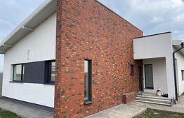 Casa nouă în plan parter racordată la rețeaua de gaze, cu un teren aferent de 385 mp, situată în zona Damila/Selgros 