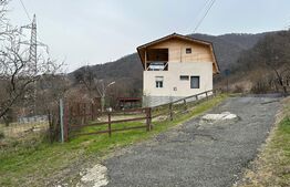 Casă de vacanță D + P + M 104 mp utili cu 1.090 mp teren, Dubova