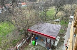 Casă de vacanță D + P + M 104 mp utili cu 1.090 mp teren, Dubova