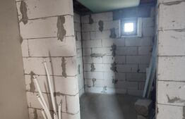 Casă 90 mp, teren 300 mp, semi-finisată, zona Damila