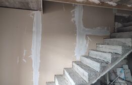 Casă 90 mp, teren 300 mp, semi-finisată, zona Damila