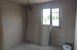 Casă 90 mp, teren 300 mp, semi-finisată, zona Damila