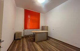 Casă cu 2 camere în regim parter, recent renovată, centrală termică, 100 mp de curte, parcare, zona Centrală
