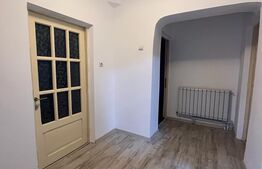 Casă cu 2 camere în regim parter, recent renovată, centrală termică, 100 mp de curte, parcare, zona Centrală