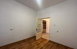 Casă cu 2 camere în regim parter, recent renovată, centrală termică, 100 mp de curte, parcare, zona Centrală