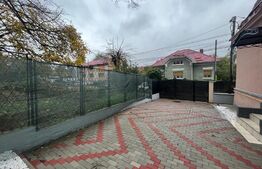 Casă cu 2 camere în regim parter, recent renovată, centrală termică, 100 mp de curte, parcare, zona Centrală