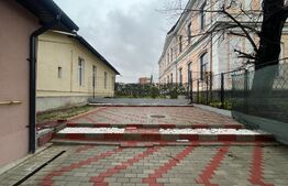 Casă cu 2 camere în regim parter, recent renovată, centrală termică, 100 mp de curte, parcare, zona Centrală