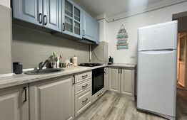 Apartament cu 3 camere, 80 mp, decomandat, situat la etaj intermediar, în zona centrală