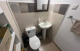 Apartament cu 3 camere, 80 mp, decomandat, situat la etaj intermediar, în zona centrală