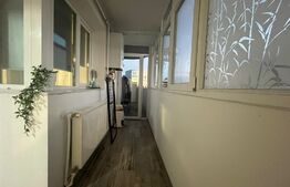 Apartament cu 3 camere, 80 mp, decomandat, situat la etaj intermediar, în zona centrală