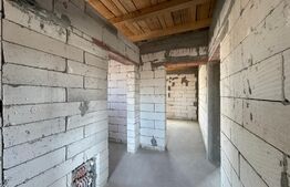 Casă semi-finisată P + M, 131 mp utili, teren 339 mp, Pielești, zona Magnolia