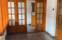 Apartament de 3 camere, 90 mp, în zona centrală; potrivit pentru firme, spațiu de birouri sau cabinet medical