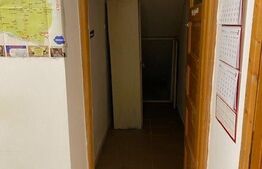 Apartament de 3 camere, 90 mp, în zona centrală; potrivit pentru firme, spațiu de birouri sau cabinet medical