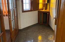 Apartament de 3 camere, 90 mp, în zona centrală; potrivit pentru firme, spațiu de birouri sau cabinet medical