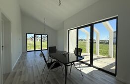 Casa pe parter cu un design deosebit, zona nordica / Simnicul de Jos