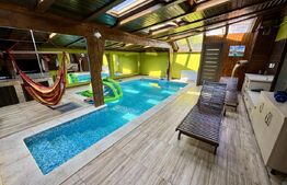 Casă de inchiriat, cu 4 dormitoare cu piscină, grătar, iaz și zonă de relaxare