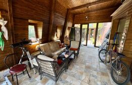 Casă de inchiriat, cu 4 dormitoare cu piscină, grătar, iaz și zonă de relaxare