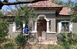 Casa renovabila/demolabila cu 2300 mp teren, Varvor/Bujoru