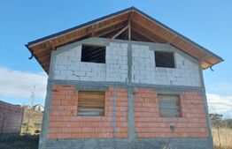 Casa la rosu, P+M, 4 camere, 400 mp teren, Simnicul de Jos