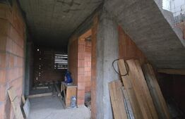 Casa la rosu, P+M, 4 camere, 400 mp teren, Simnicul de Jos