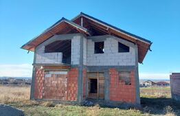 Casa la rosu, P+M, 4 camere, 400 mp teren, Simnicul de Jos