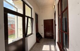 Casă S + P + Pod 200 mp, teren 427 mp, vad auto și pietonal, Centru