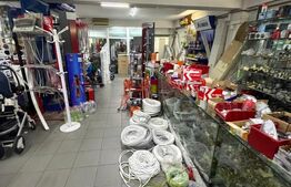 Spatiu comercial , 1300 mp pe 4 nivele, in centrul orasului Filiasi