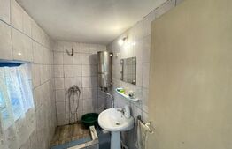Casa 40 mp, teren 880 mp, zona Leamna de Sus
