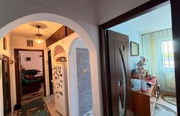 Apartament de 3 camere, semideocomandat, zona Cornitoiu 