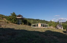 Pensiune 11 camere, cramă, terasă închisă, teren 15.073mp, zona Leamna
