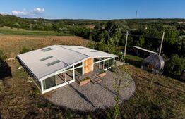 Pensiune 11 camere, cramă, terasă închisă, teren 15.073mp, zona Leamna