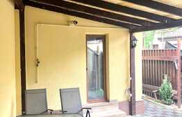 Casa cocheta, aproape de intrarea principala a parcului Romanescu