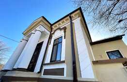 Casa boiereasca, ultracentral, 260mp si 326mp teren, cu elemente decorative si coloane specifice epocii