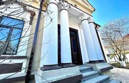 Casa boiereasca, ultracentral, 260mp si 326mp teren, cu elemente decorative si coloane specifice epocii