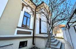 Casa boiereasca, ultracentral, 260mp si 326mp teren, cu elemente decorative si coloane specifice epocii