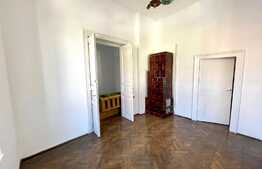 Casa boiereasca, ultracentral, 260mp si 326mp teren, cu elemente decorative si coloane specifice epocii