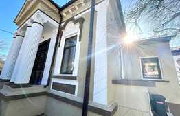 Casa boiereasca, ultracentral, 260mp si 326mp teren, cu elemente decorative si coloane specifice epocii