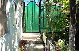 Casa renovabila sau demolabila, 160 mp teren, în spate la KFC