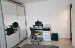 Apartament cu 2 camere, decomandat, etaj intermediar