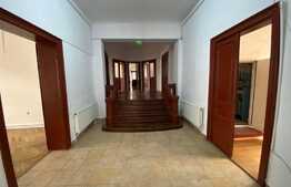 Casă individuală, 630 mp, curte exterioară 550 mp, zonă centrală