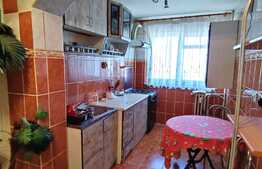Apartament cu 3 camere, decomandat, zona Spitalul Militar