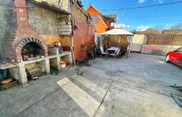 Garsoniera la casa, curte, loc de parcare