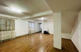 Casă pretabilă ca și spațiu comercial in Rovine