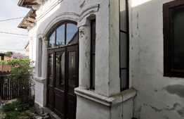 Casa 3 camere, 100 mp, teren 285 mp, zona Piata Mare